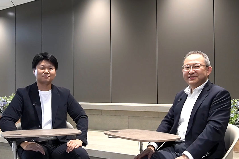 ユニアデックス株式会社 ソリューションマーケティング本部 ソリューション企画部 鈴木 英樹氏（右）、三菱電機株式会社 OTセキュリティ事業推進部 山田 侑太朗（左）