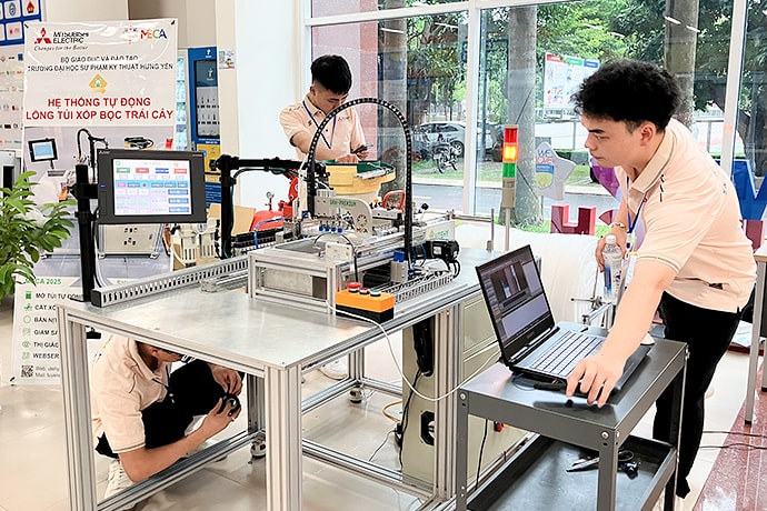 デモ機の運搬や調整を行う様子