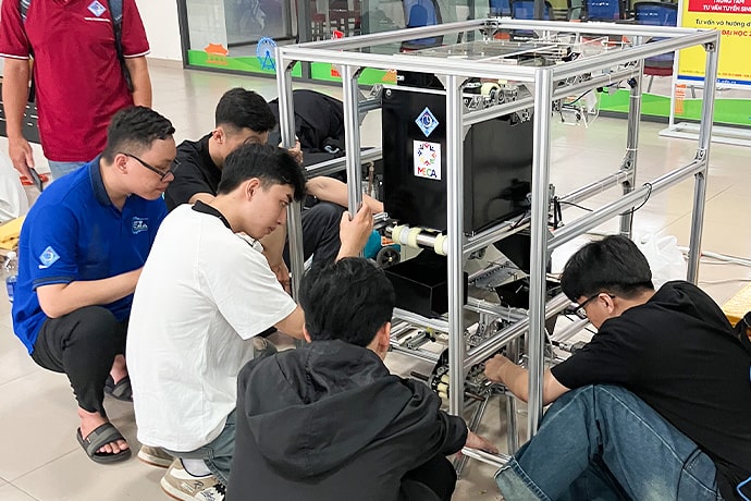 デモ機の運搬や調整を行う様子